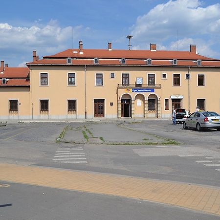 Lokomotiv Motel Eger Exteriör bild