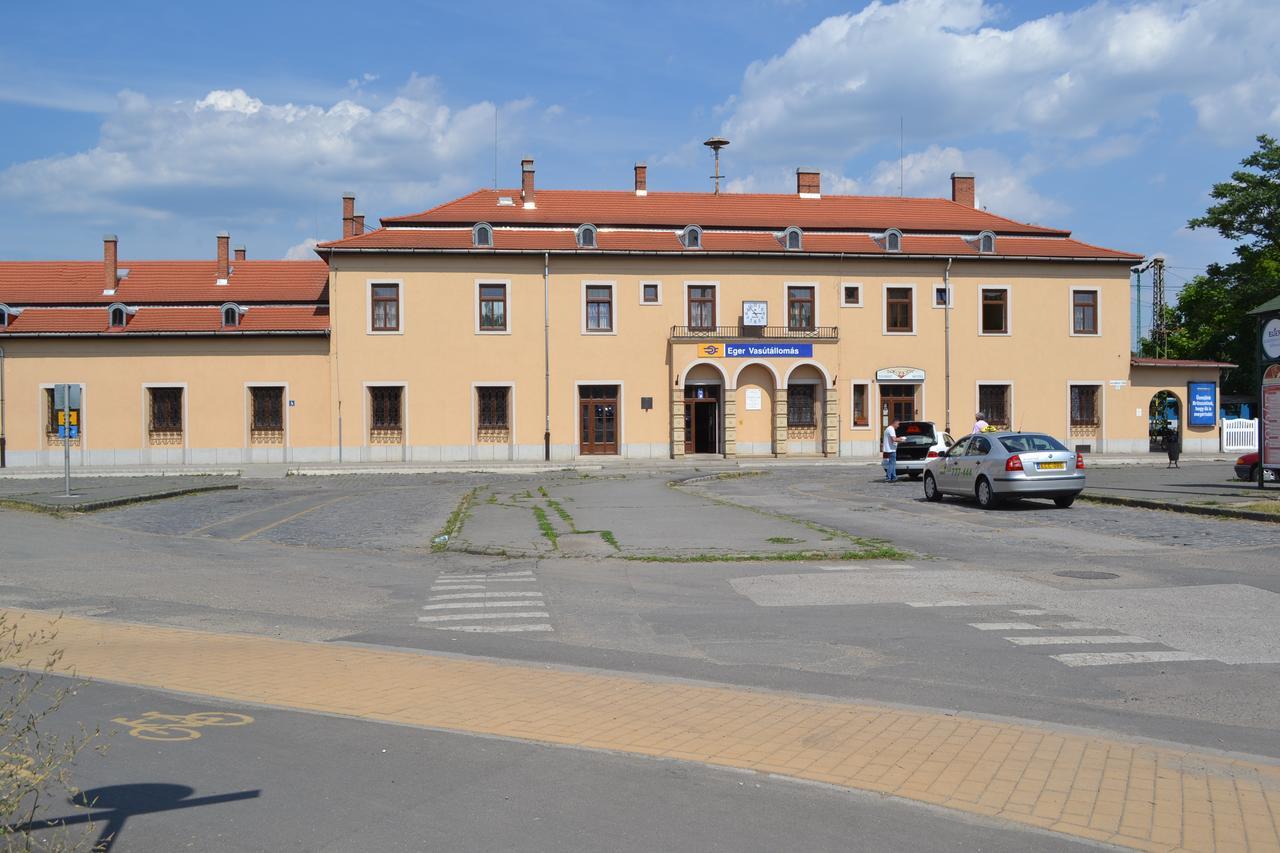 Lokomotiv Motel Eger Exteriör bild