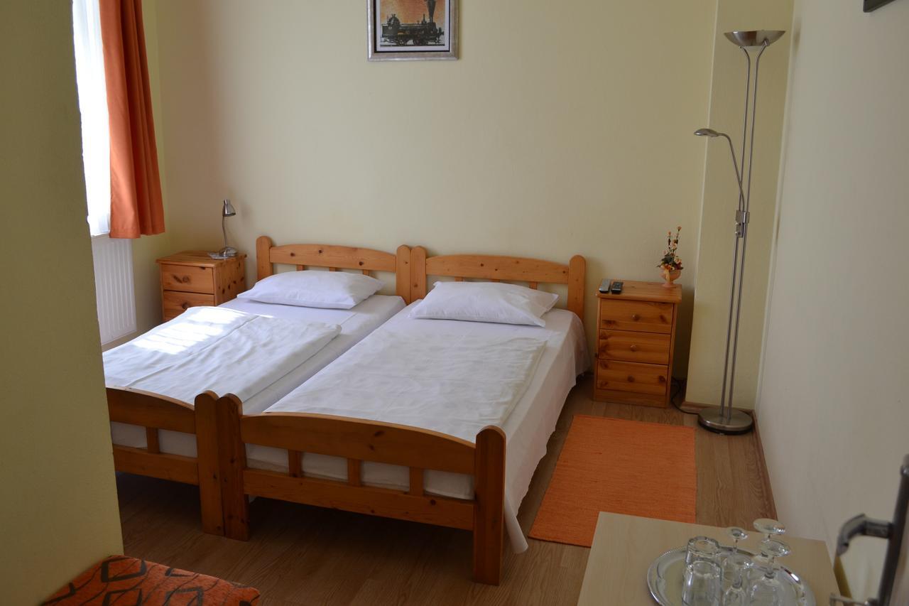 Lokomotiv Motel Eger Exteriör bild