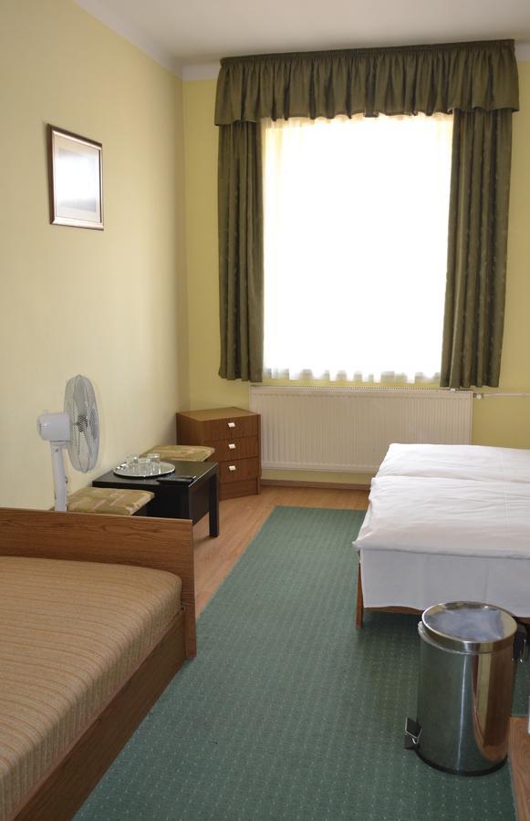 Lokomotiv Motel Eger Exteriör bild