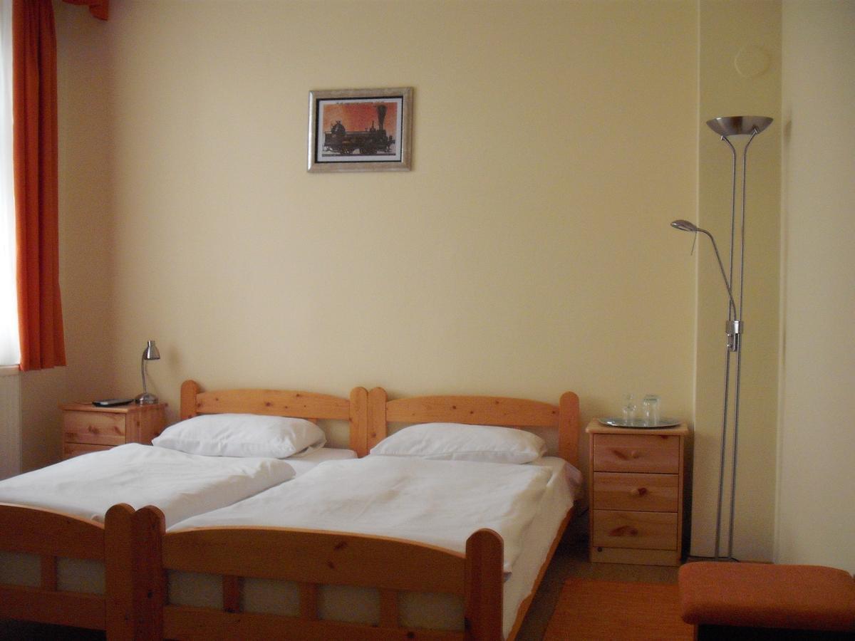 Lokomotiv Motel Eger Exteriör bild