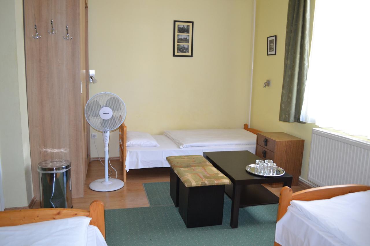 Lokomotiv Motel Eger Exteriör bild