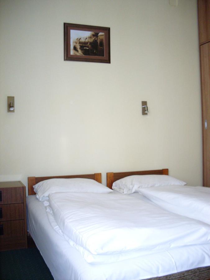 Lokomotiv Motel Eger Exteriör bild