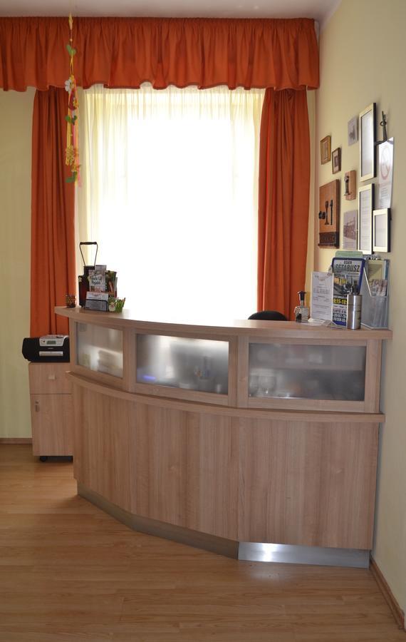 Lokomotiv Motel Eger Exteriör bild