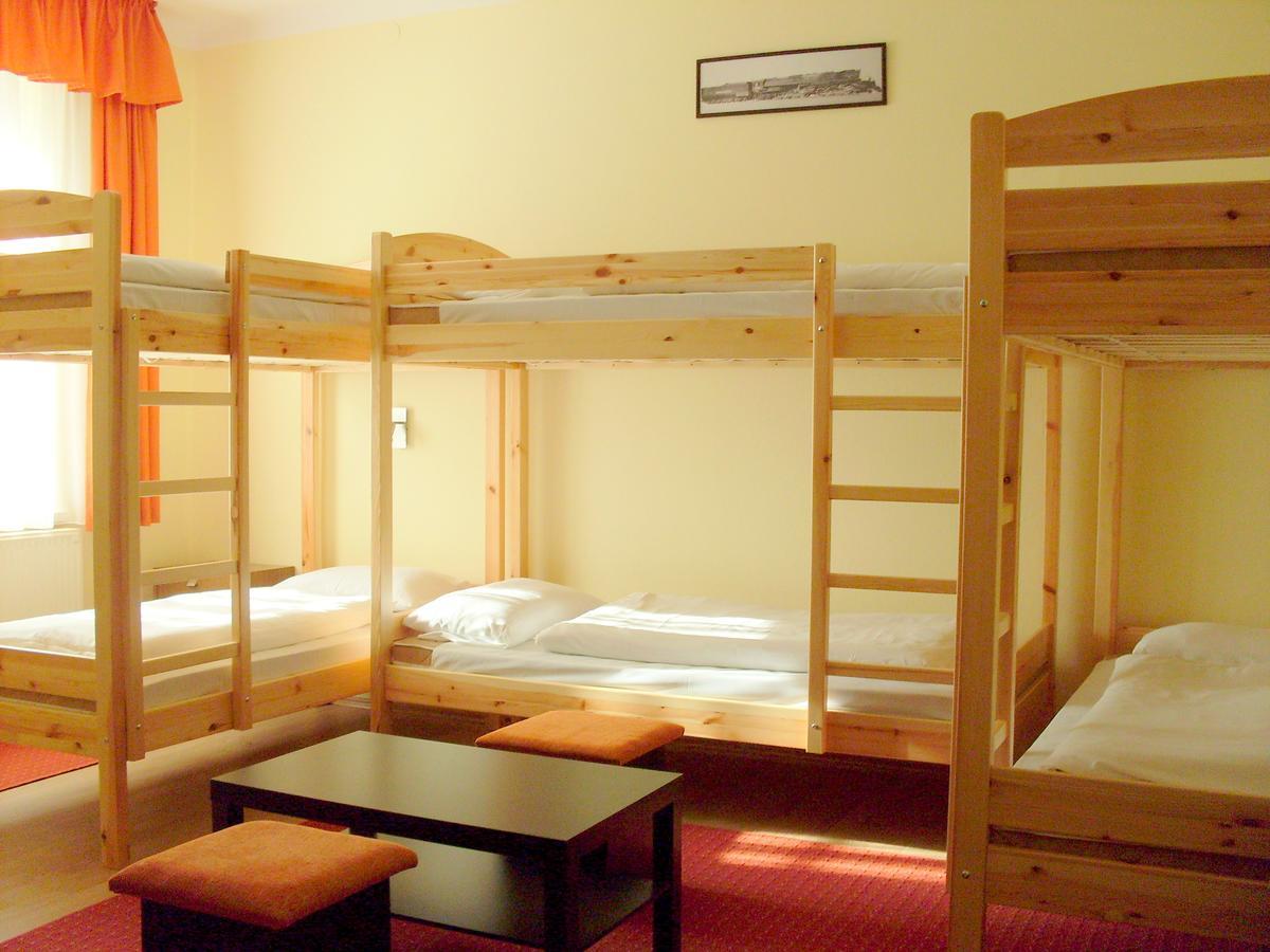 Lokomotiv Motel Eger Exteriör bild