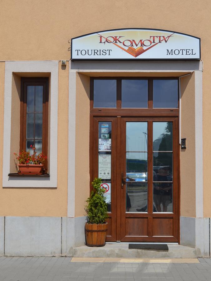 Lokomotiv Motel Eger Exteriör bild